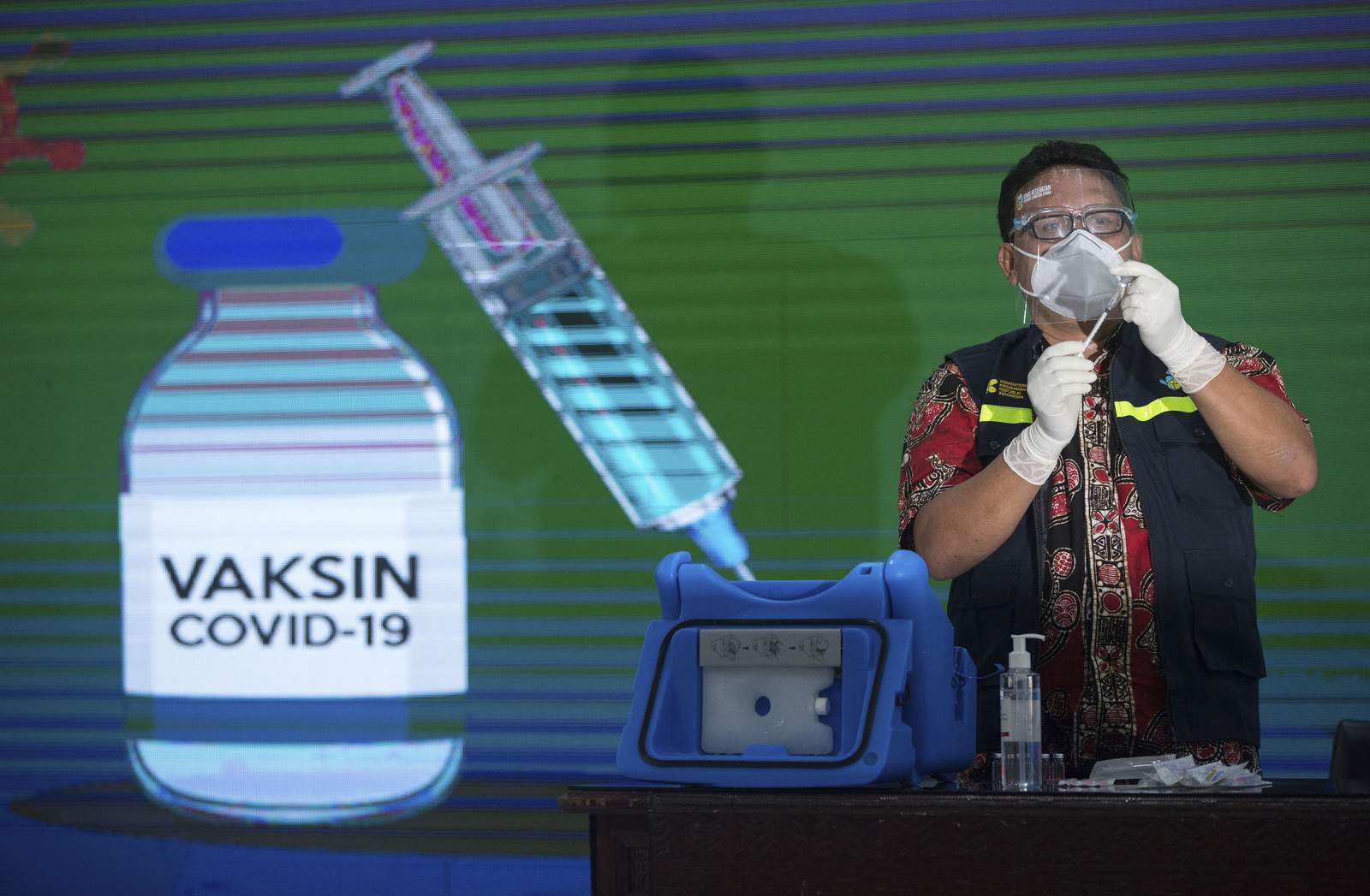 Indonesian health workers receive COVID-19 vaccination