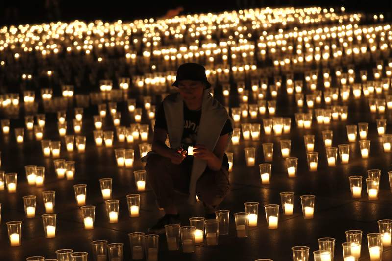 Czechs light nearly 30,000 candles to honor COVID-19 victims