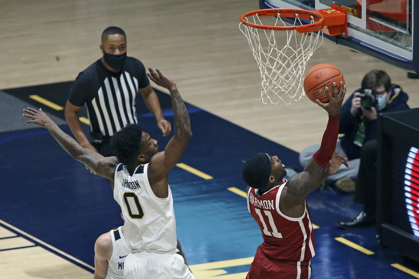 Reaves lifts No. 12 Oklahoma over No. 14 WVU 91-90 in 2OT