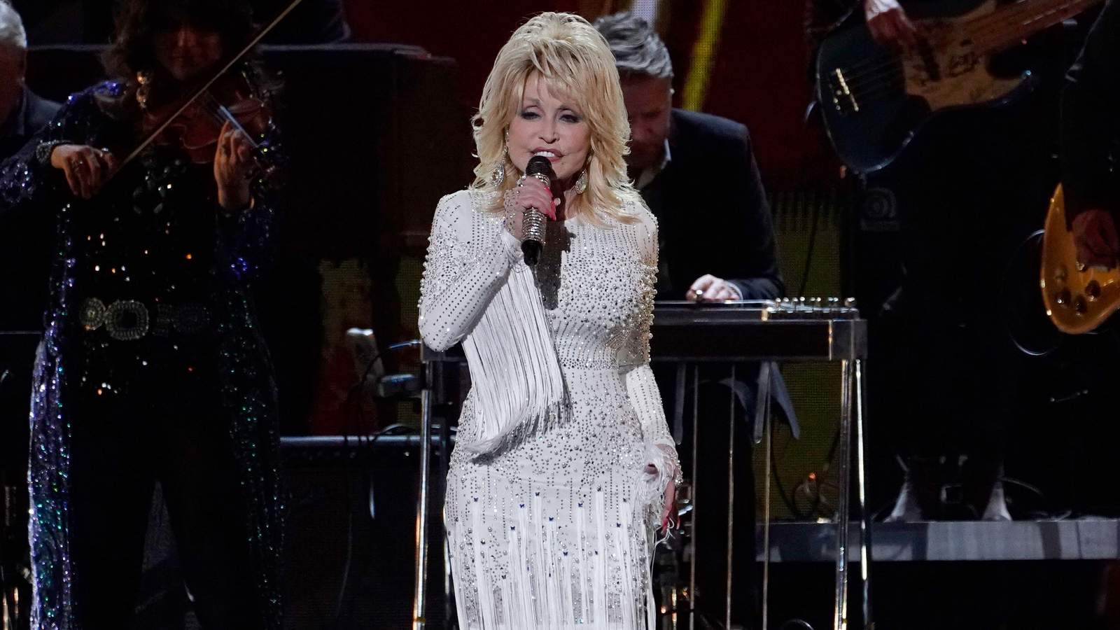 Dolly Parton donates $1M to fund Moderna coronavirus vaccine research