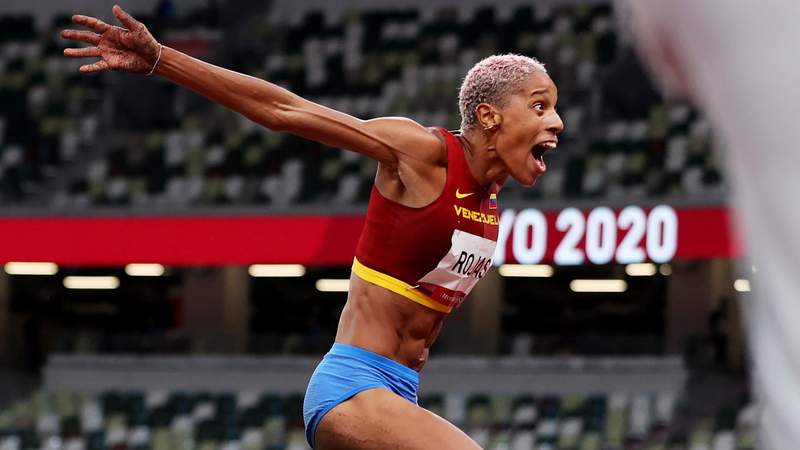 Rojas obliterates triple jump world record with 15.67m for gold
