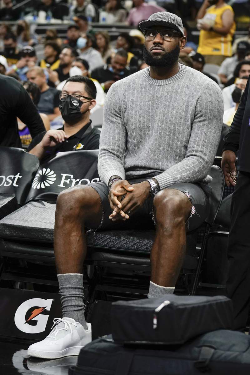 Lakers' LeBron James out vs. Thunder with sore right ankle