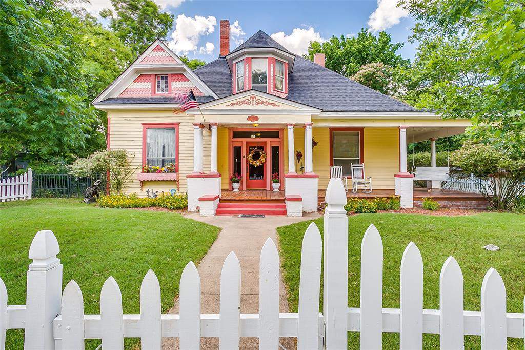 This lovely century-old Texas home for sale has two huge backyards