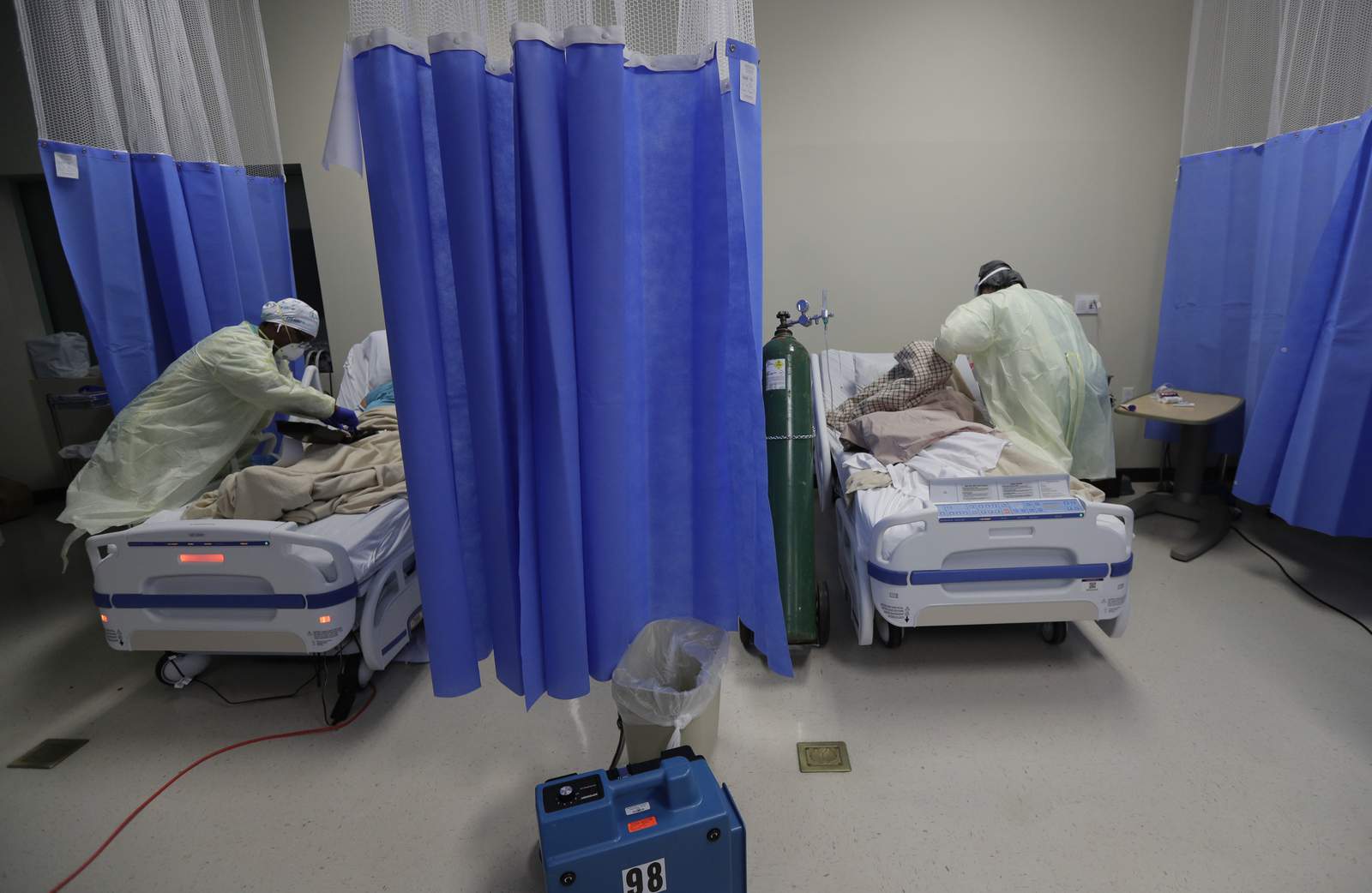 Texas hospitalizations below 7,000 for first time in weeks