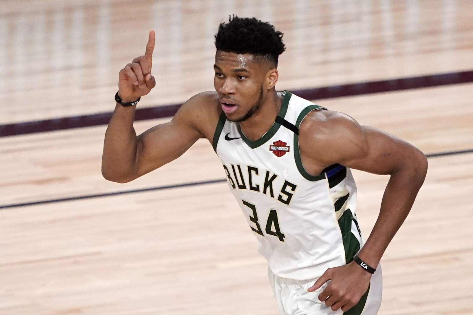 Antetokounmpo won't say whether he will sign supermax offer