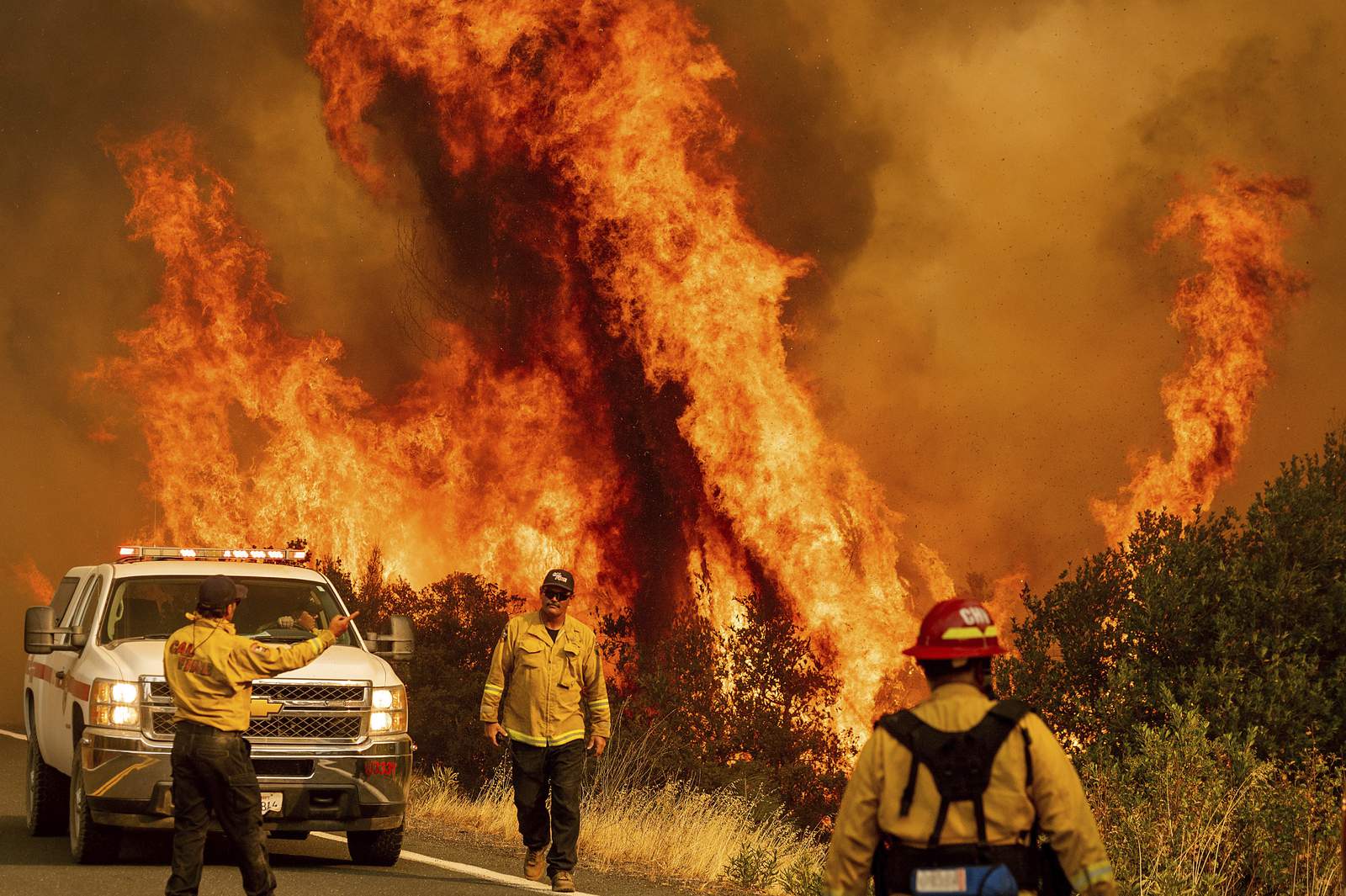 Big California wildfires burn on as death toll reaches 7