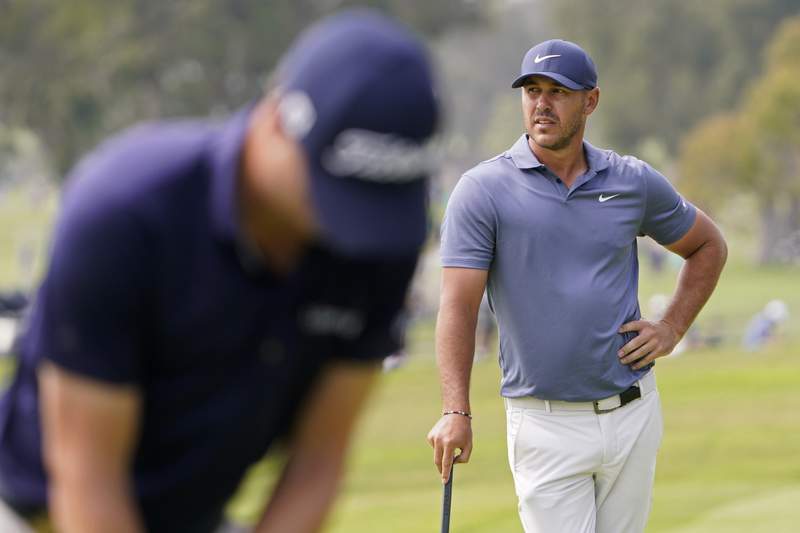 The Latest: Henley bogeys final hole, tied for US Open lead