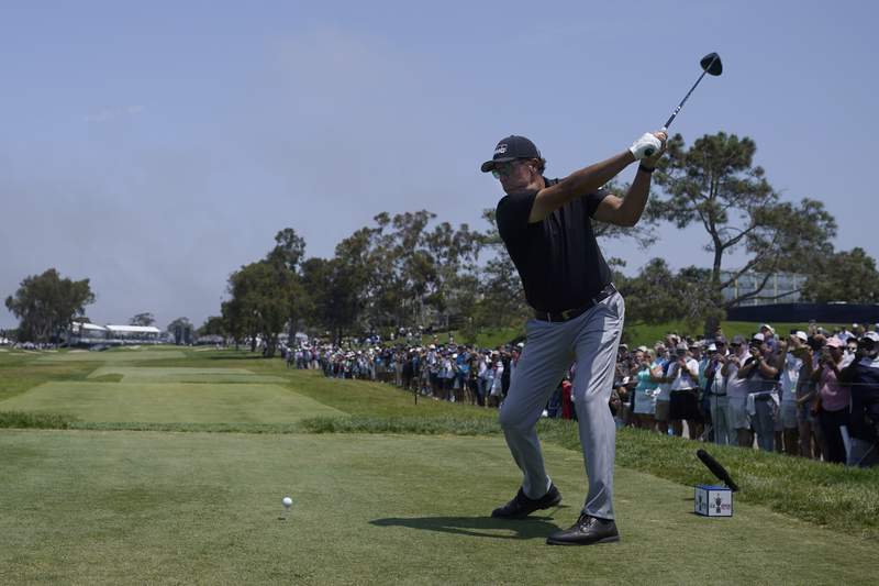 US Open Round 1: 'Mr. Mickelson, trouble calling on Line 1'