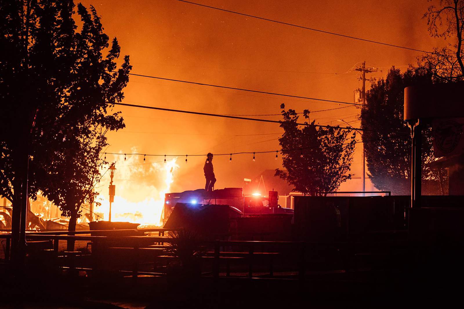 'Evacuate now:' Wildfires grow in Oregon as 500K flee