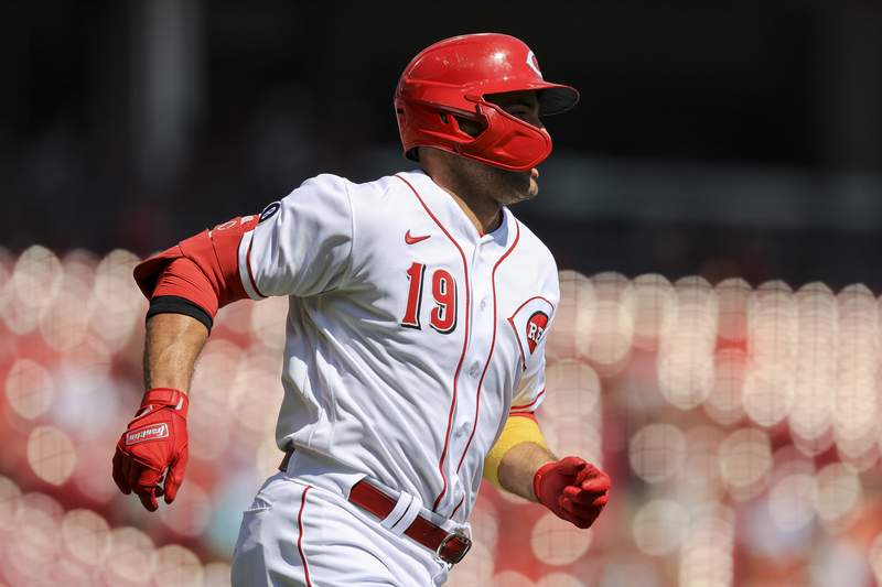 Votto helps Reds beat Pirates 13-1 to stay in playoff race