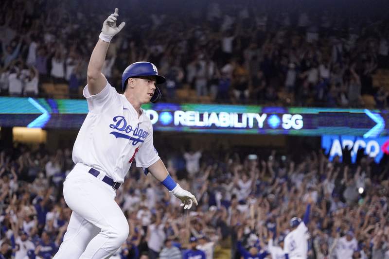 Smith's pinch 3-run HR in 9th rallies Dodgers past Giants