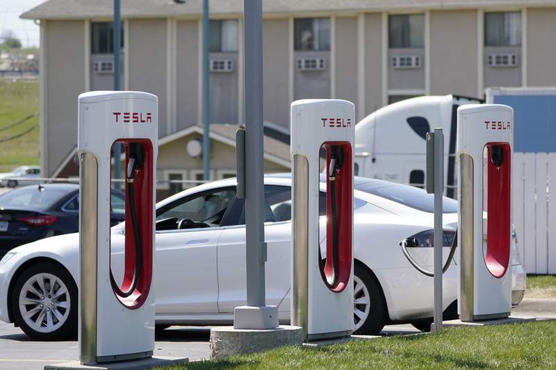 Tesla posts $438M 1Q profit on strong electric vehicle sales
