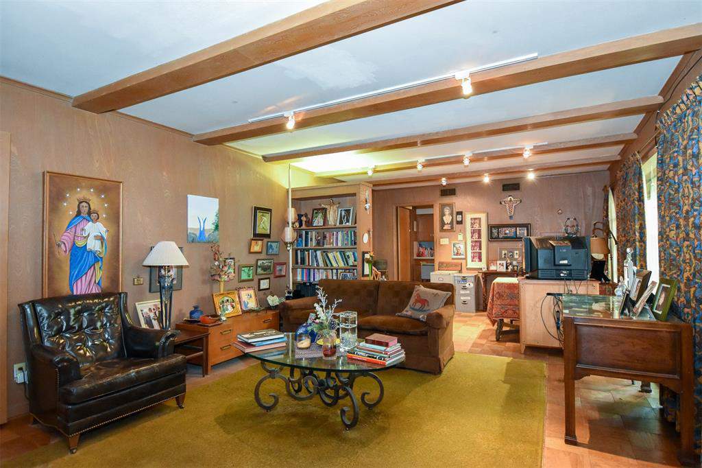 Frozen in time: See inside this mid-century home in West University Place listed for nearly $650K