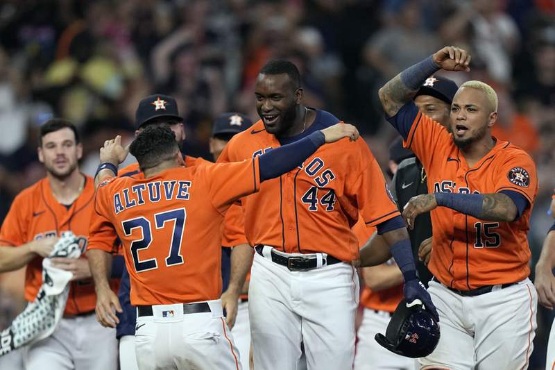 Alvarez’s RBI double in 9th lifts Astros to 2-1 win over Sox