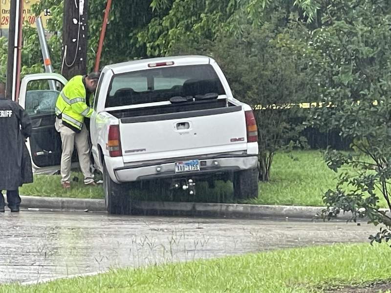 Man found with gunshot wound crashes into utility pole in north Harris County, deputies say