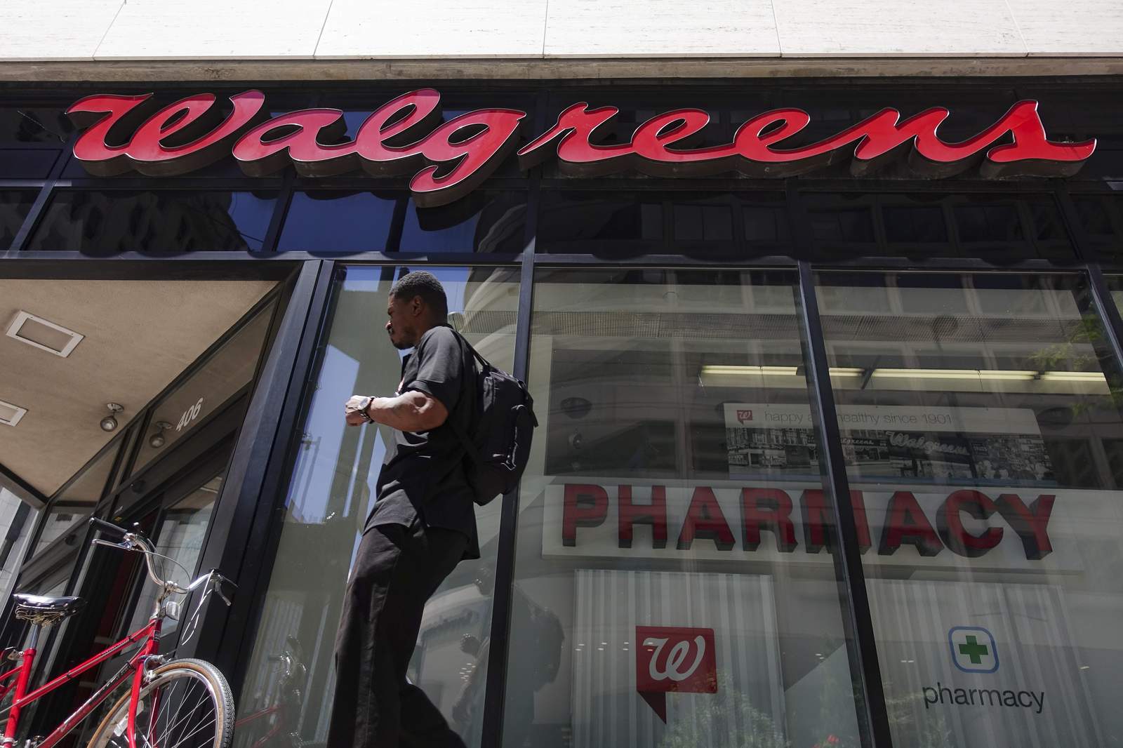 Walgreens plans to open full-service doctors’ offices in hundreds of its stores