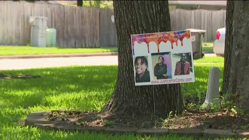 Mother at odds with HOA over sign honoring deceased son