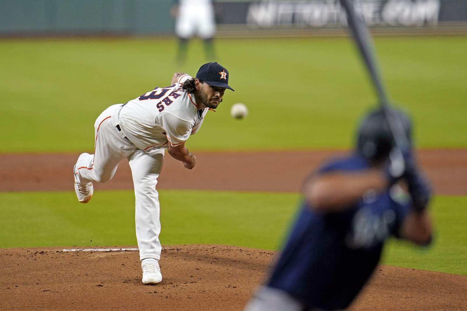 McCullers returns, Astros top Seattle for 15th straight time