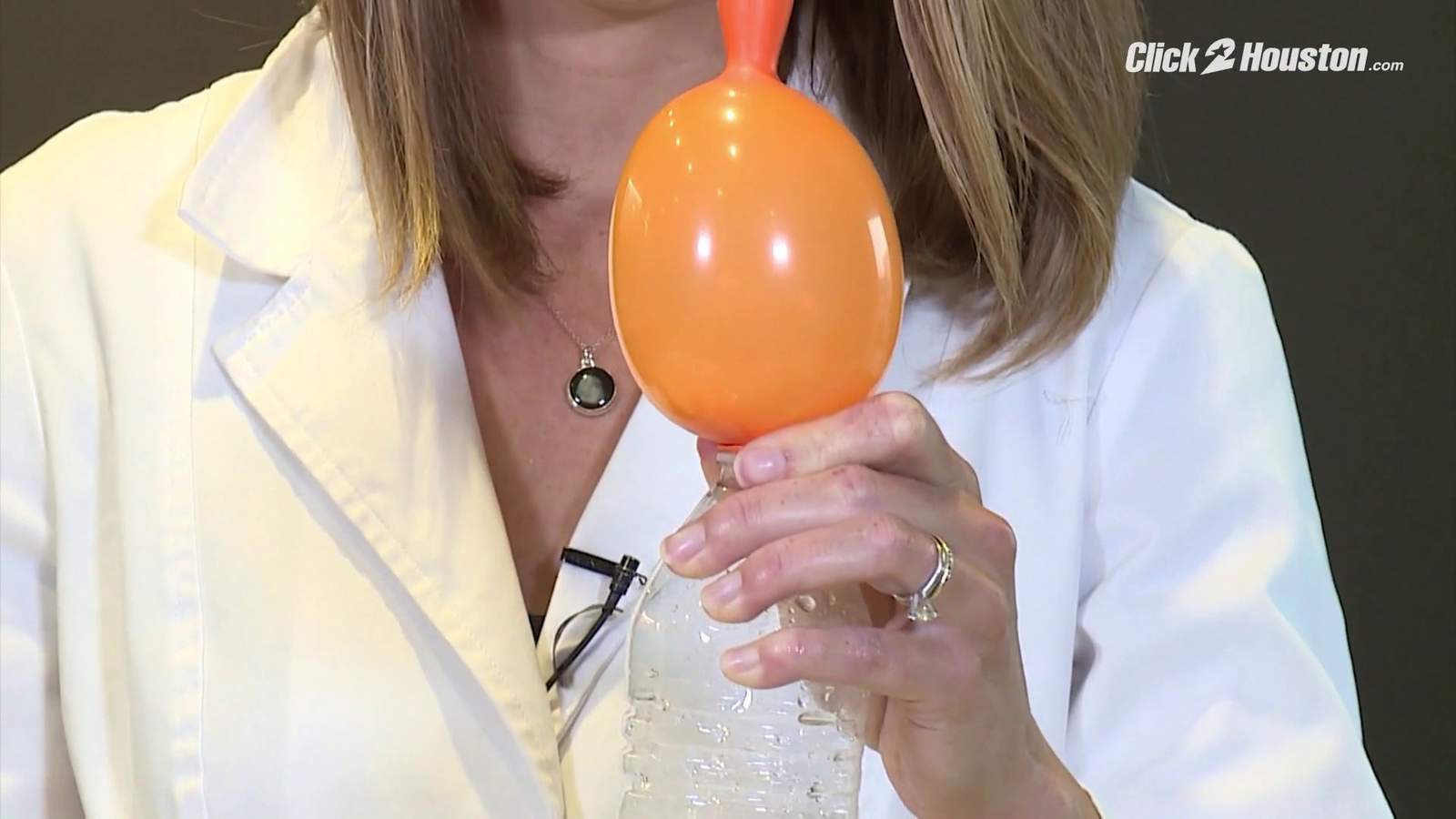 Britta's Weather Lab: Balloon chemical reaction experiment