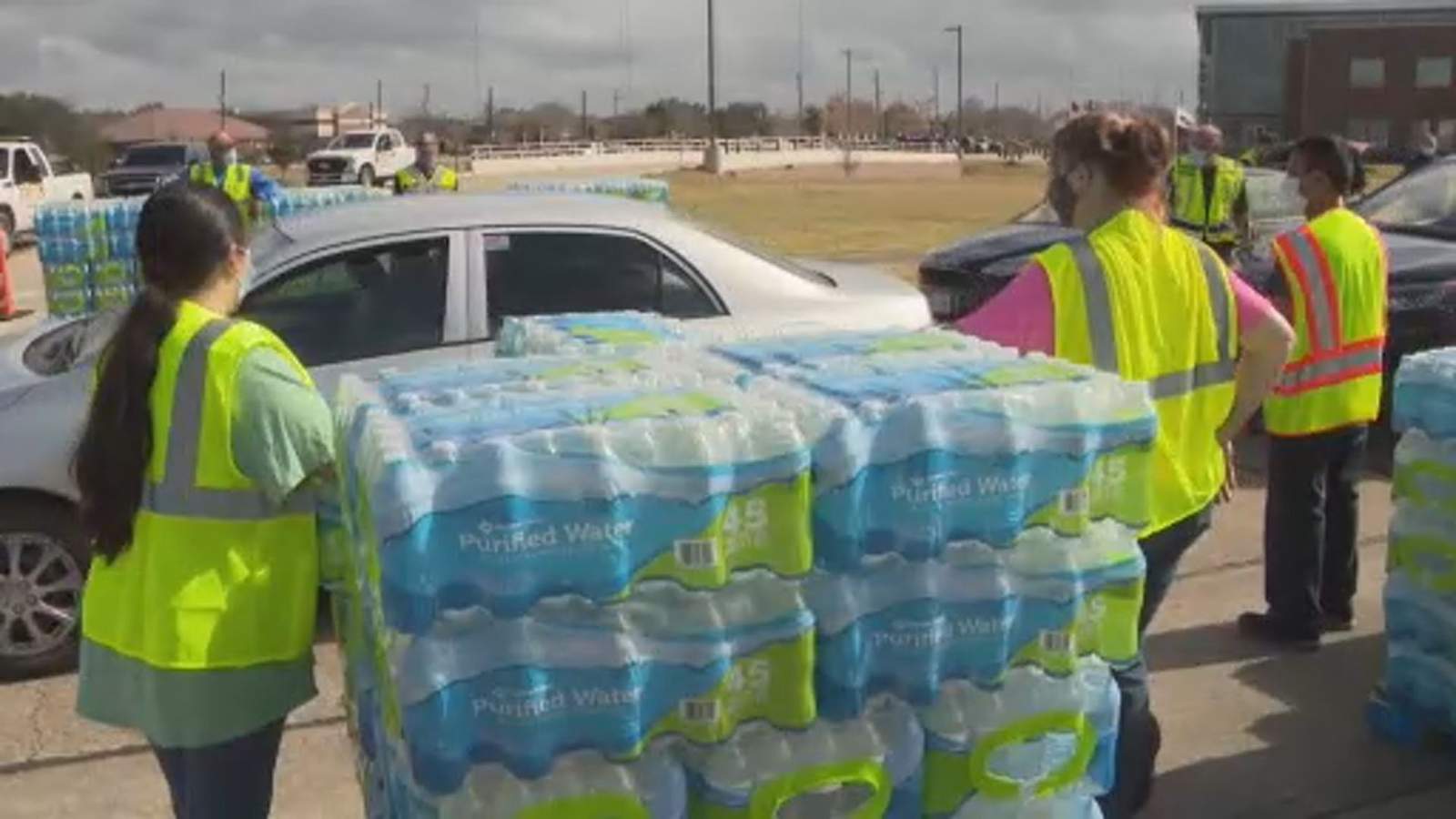 Thousands flock to food, water giveaways across Houston area