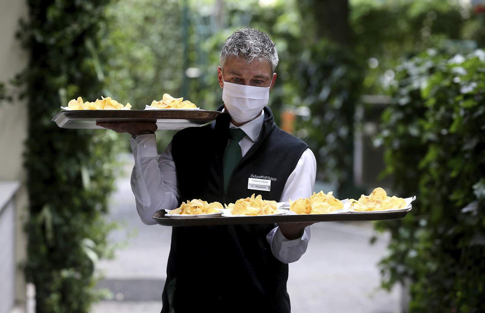 Ask 2: Are restaurant employees in Harris County required to wear masks?