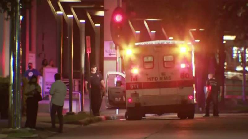Police searching for suspect after man shot in leg at Galleria Mall, officials say