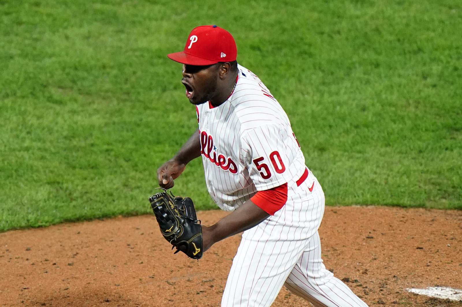 Phillies clear out 'pen, decline options on Neris, Phelps