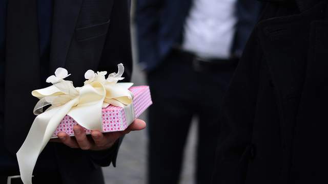 Wedding Gift Etiquette The Dos And Don Ts Of Gift Giving