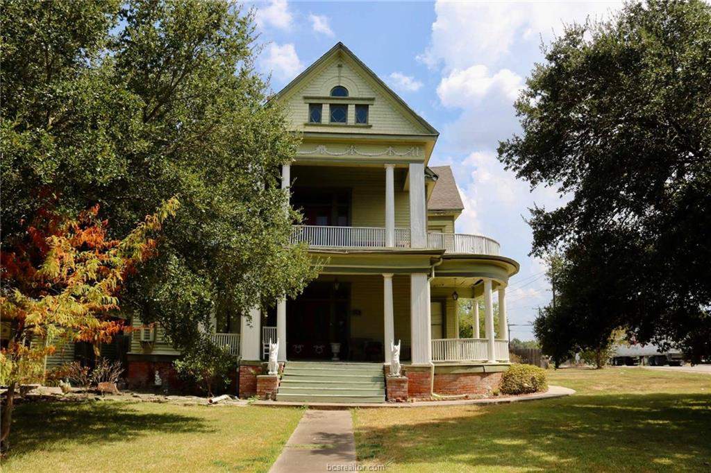 Look inside: This charming 130-year-old Texas house is now on the market for $400,000