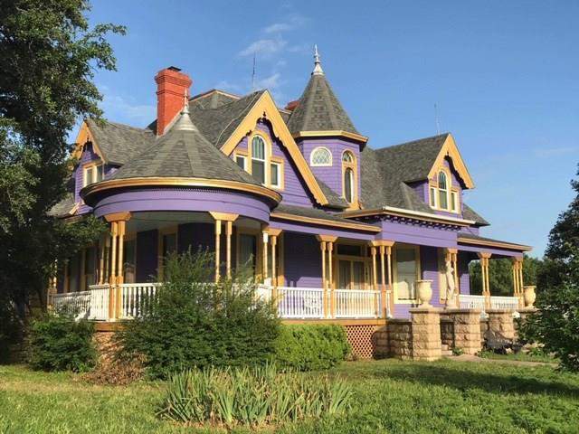 Turn-of-the-20th-century Texas home on the market is a purple lovers dream digs