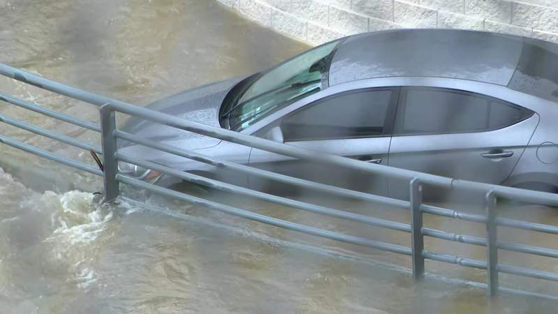 PHOTO: Car floats into White Oak Bayou