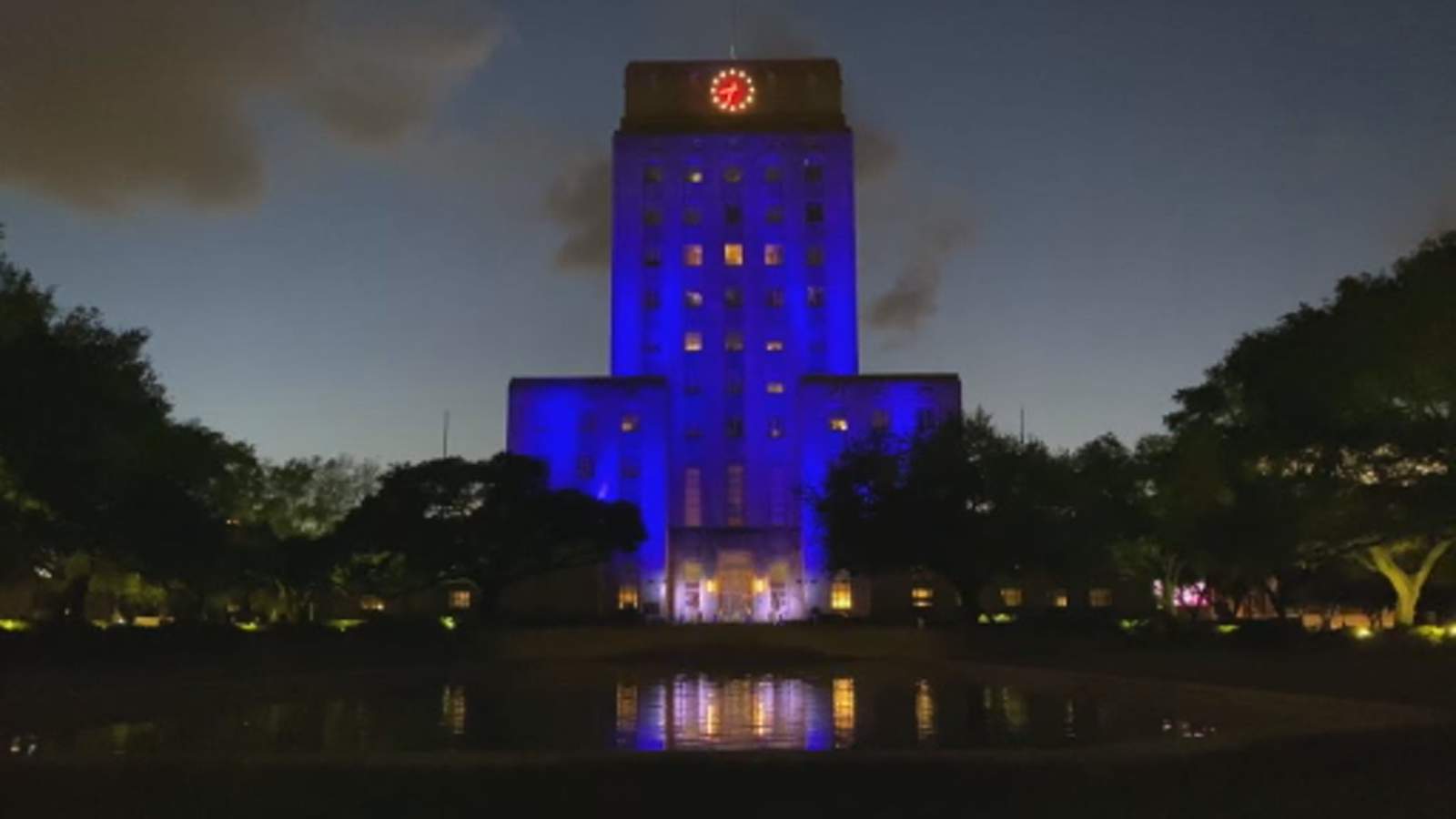 Turner offers condolences to Houston police officer Jason Knox’s family, says City Hall lit up blue tonight to honor fallen officer
