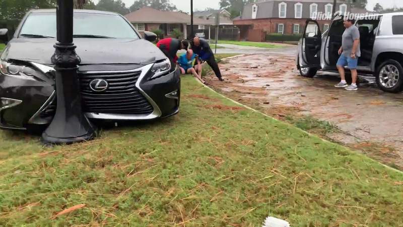 KPRC 2 news crew sees man to safety after he crashes into pole during Hurricane Ida