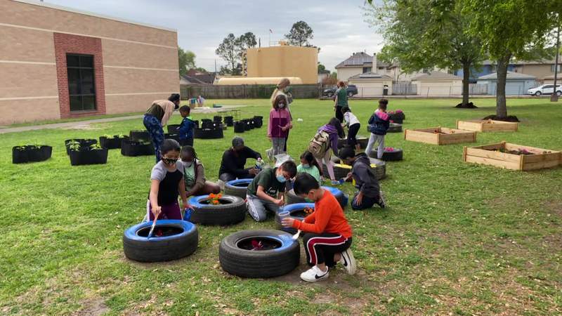Alief ISD teacher creates gardening program to help students connect during pandemic