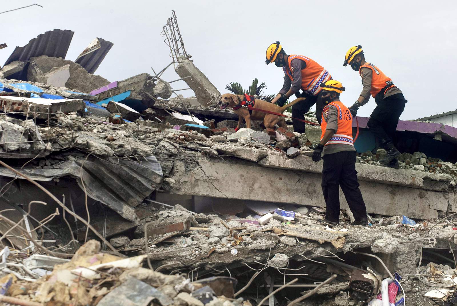Indonesian teams find more bodies, clear roads after quake