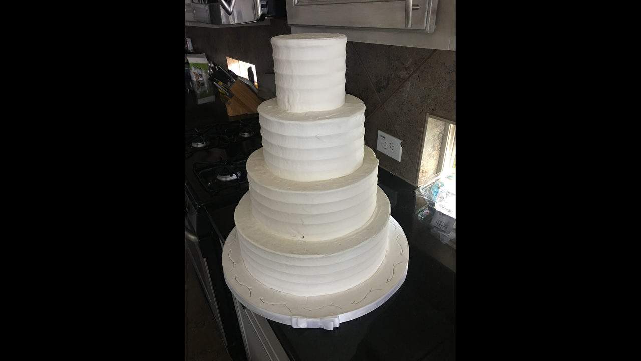 Couples Shell Out Top Dollar But Don T Get Wedding Cakes Of Their Dreams
