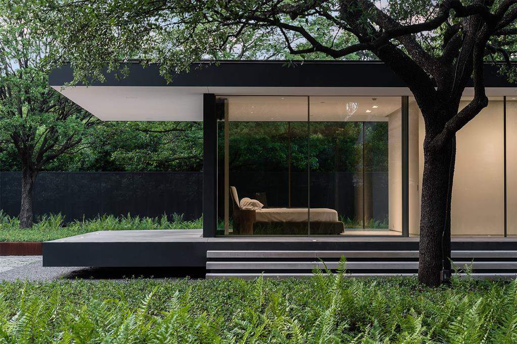 Look inside: Modern Texas glass house offers visual harmony for $7.5 million