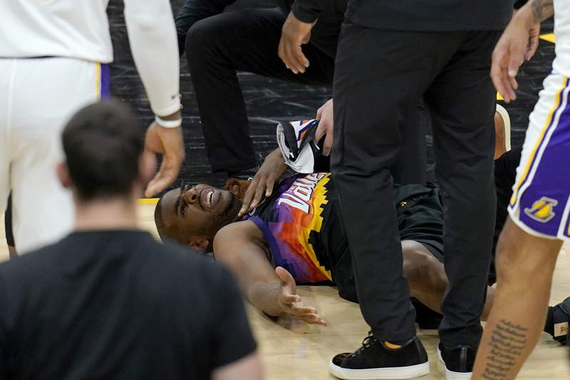 Suns' Paul dealing with shoulder injury vs. Lakers