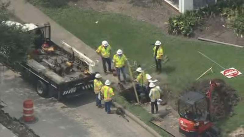 Gas leak reported in southwest Houston; Southwest Freeway reopened after temporary shut down, officials say
