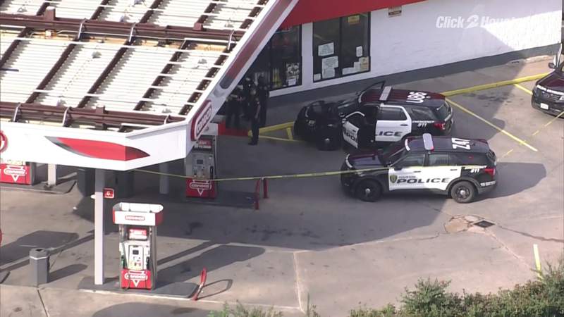 Person shot during reported robbery at southeast Houston convenience store, police say