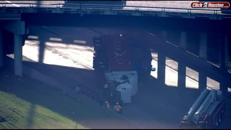 Main lanes of US-59 SB at SH-288 back open after semi-truck flipped over