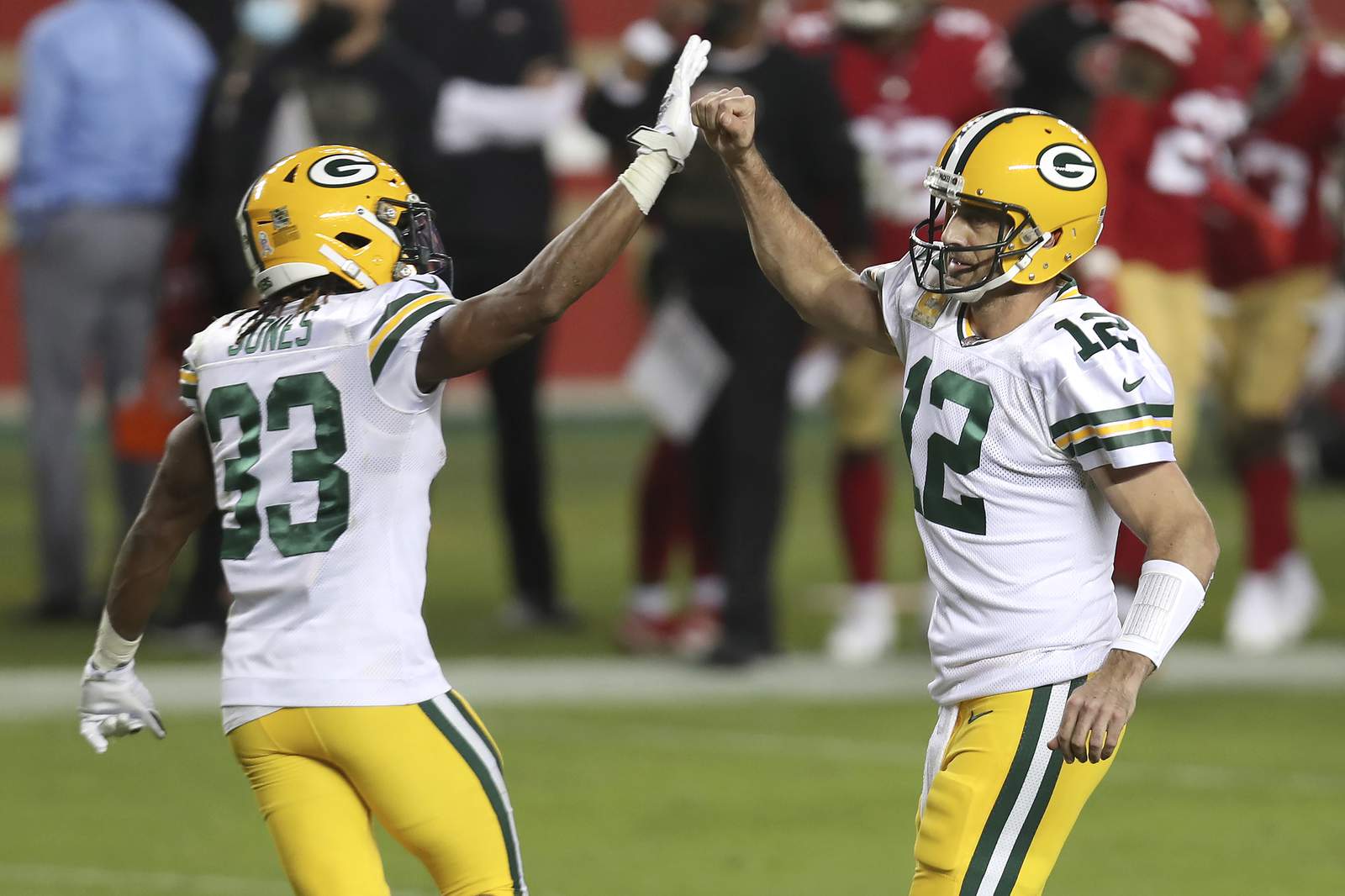 Aaron Rodgers leads Packers past undermanned 49ers, 34-17