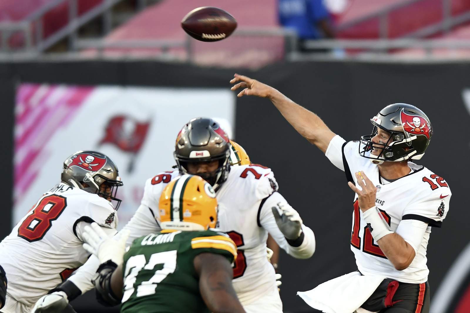 Brady outplays Rodgers, Buccaneers rout Packers 38-10