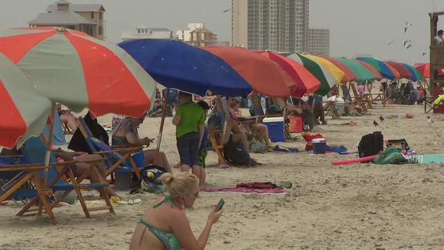 Tourists flock to Galveston for Memorial Day weekend