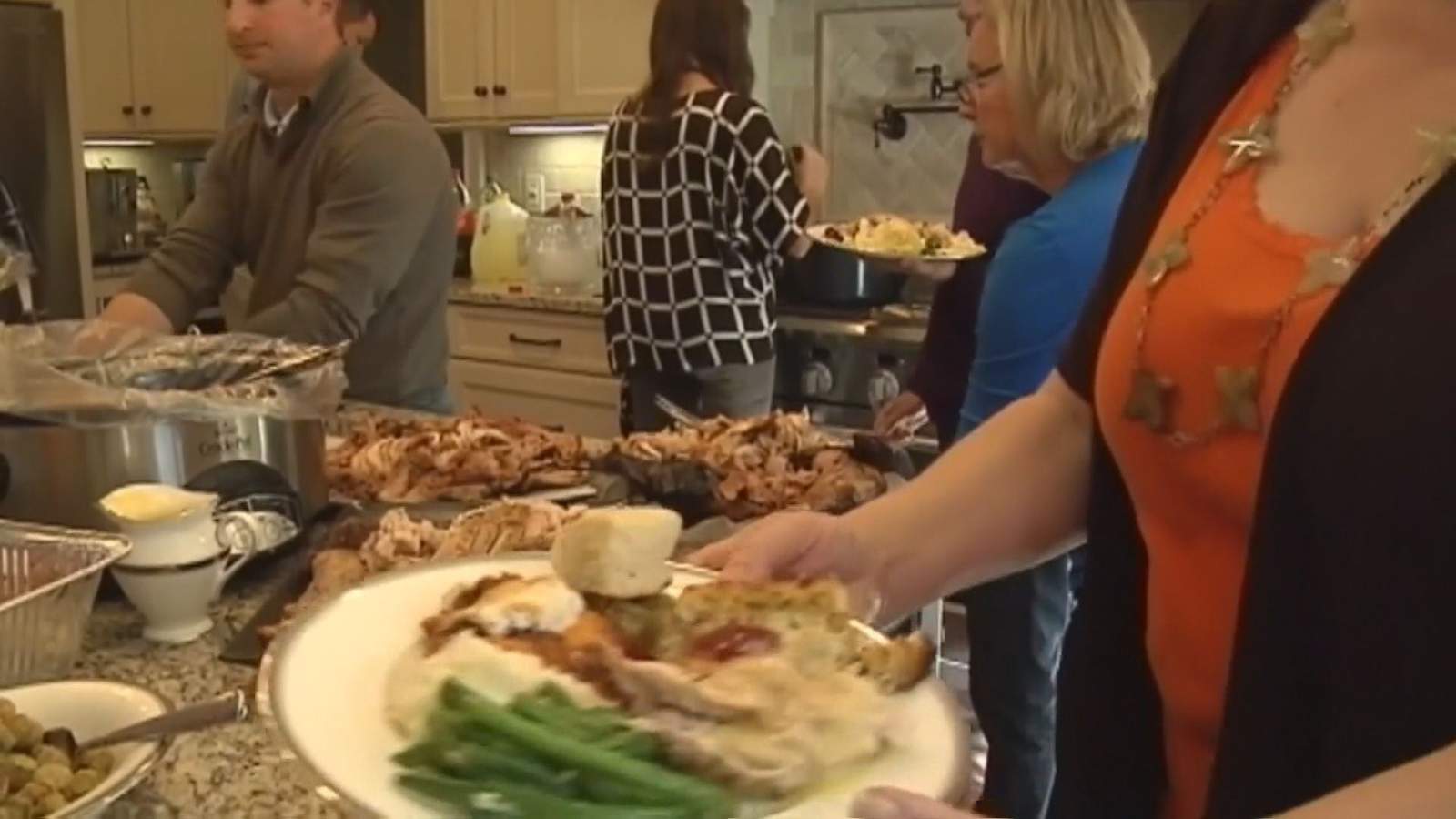 Medical expert urges families to keep Thanksgiving dinner to ‘quarantine bubble’