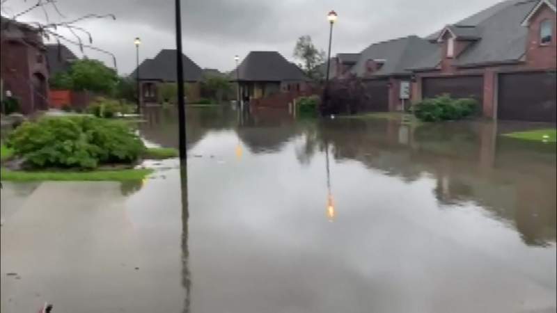Drenching rains flood homes, swamp cars in south Louisiana