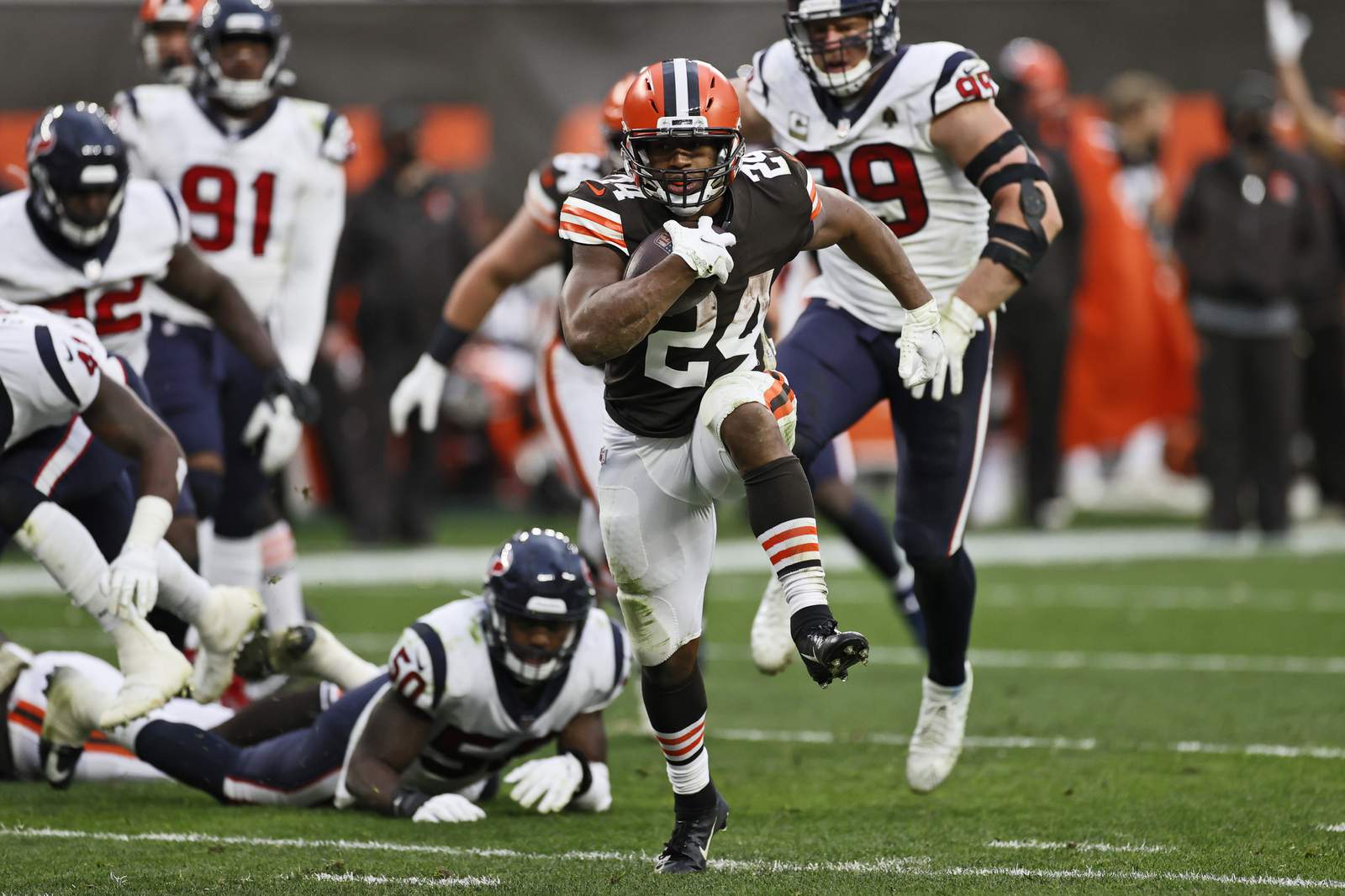 Chubb, Hunt push Browns past Texans 10-7 in wild weather