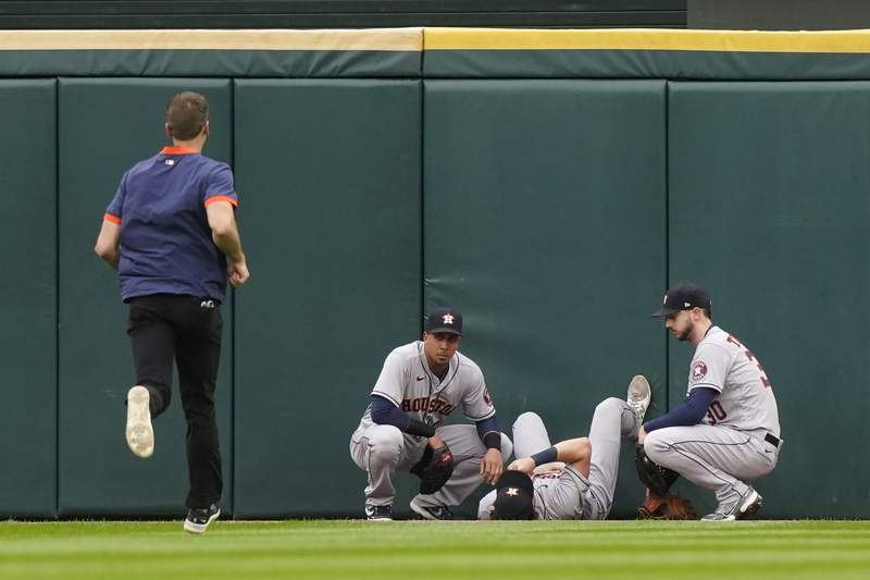 Astros CF Meyers leaves ALDS Game 3 after crashing into wall