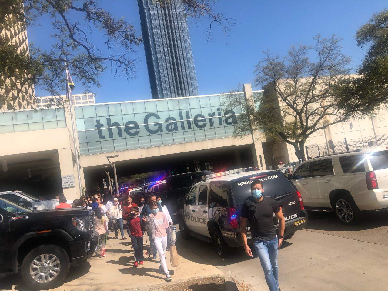 Houston police respond to riot at Galleria Mall