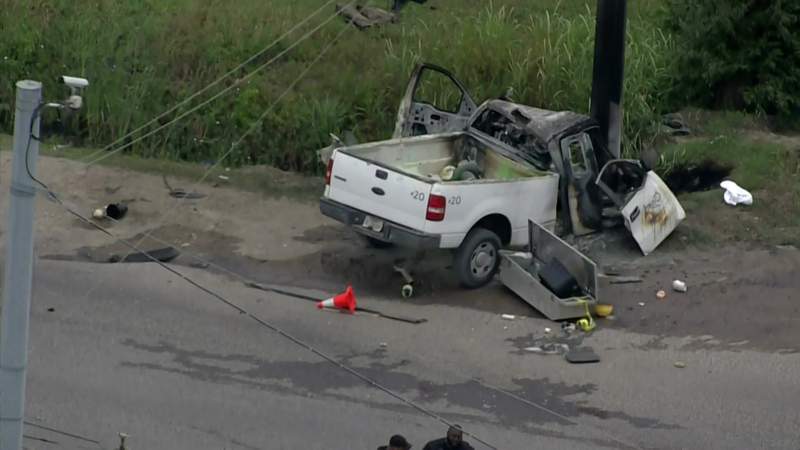 Chase ends in fiery crash after suspect slams into pole in northeast Houston, deputies say